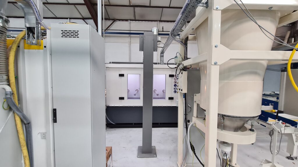 Poederlakcabine voor sandwichpanelen — ESTEE