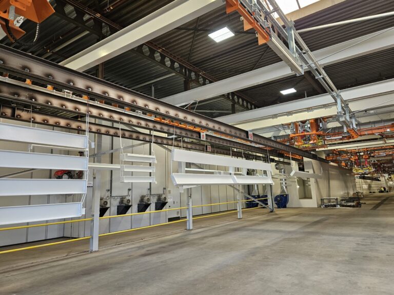 Power & free transportsysteem in poederlaklijn — ESTEE