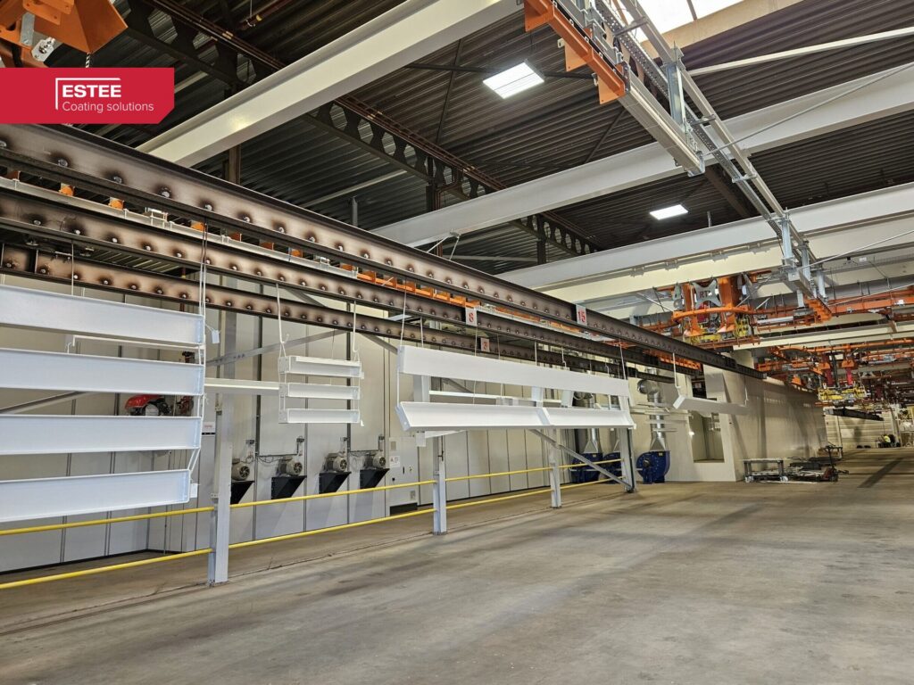 Power & free transportsysteem in poederlaklijn: ESTEE