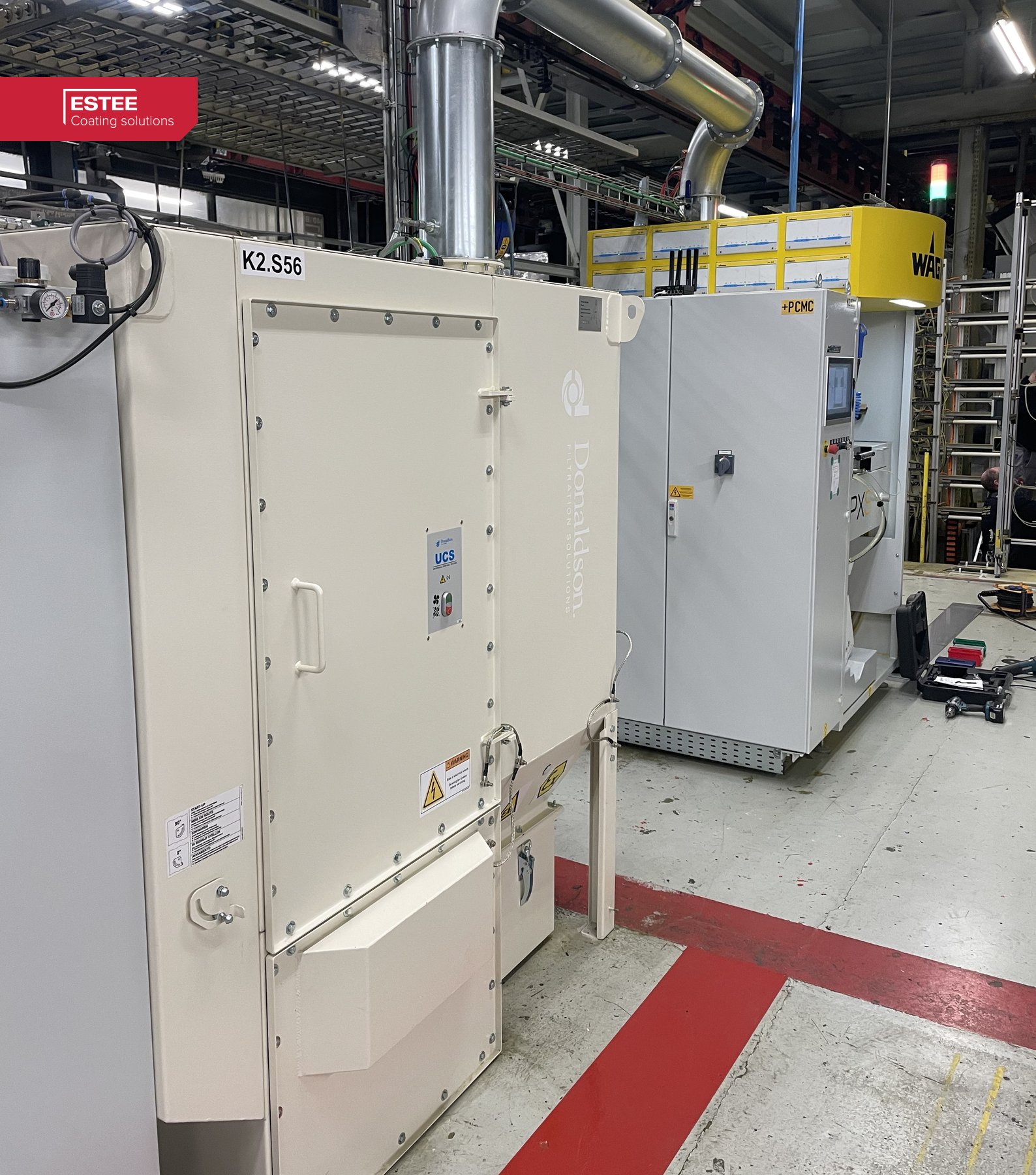 PXS-poedercentrum en Donaldson-filterunit naast de cabine