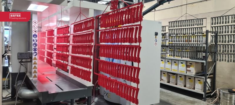 Gelakte stukken komen uit de kleurwisselcabine bij AFT