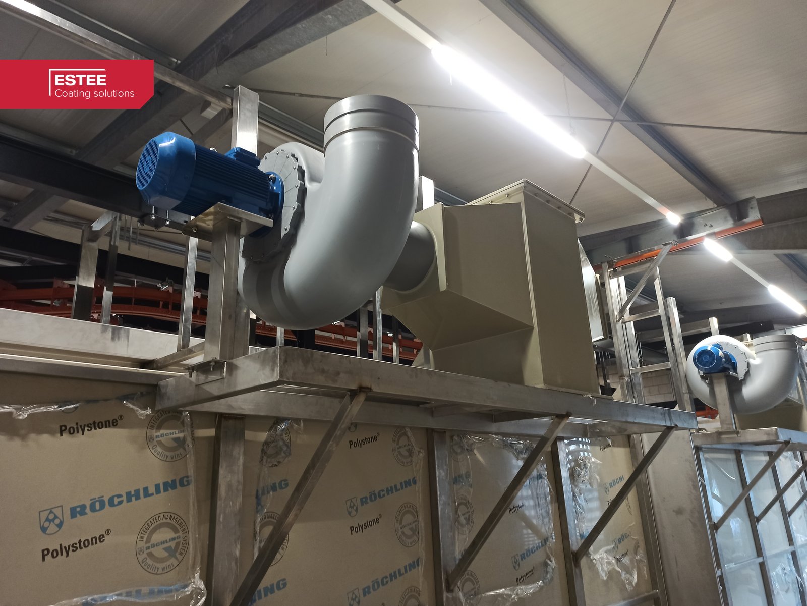 Afzuiging en ventilatoren boven de PP-tunnel bij NanoCoat