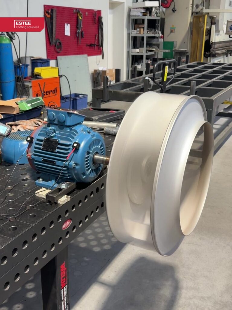 Motor met ventilatorwaaier tijdens het uitbalanceren