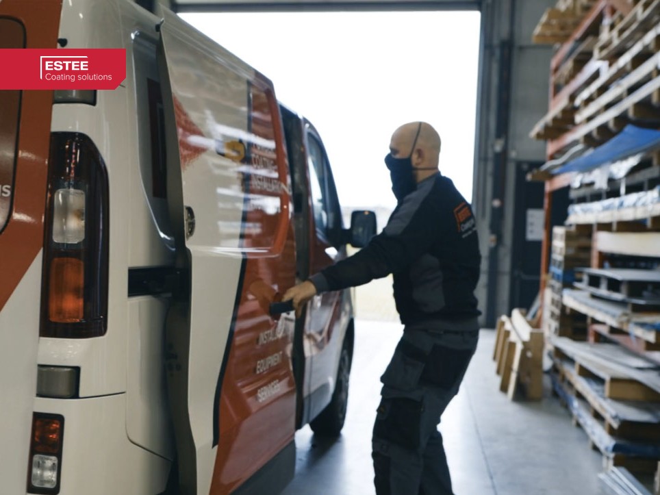 Servicetechnieker van ESTEE vertrekt met de servicewagen