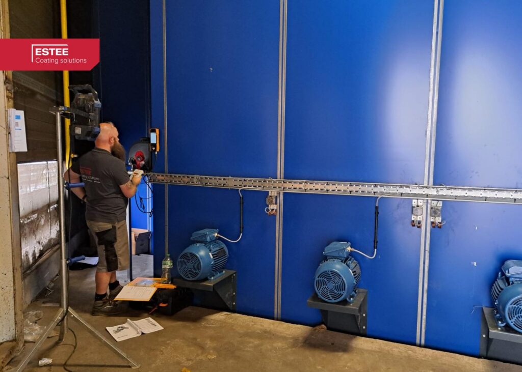 Servicetechnieker van ESTEE onderhoudt de brander van een oven