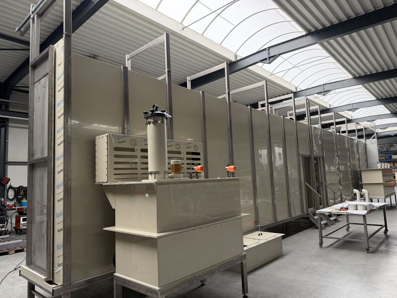 Voorbehandelingstunnel in aanbouw in het ESTEE-atelier